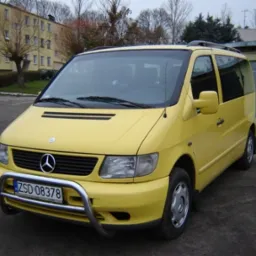 Ż&oacute;łty Mercedes Vito z orurowaniem na parkingu, widok z przodu, tablica rejestracyjna ZSD 08378.
