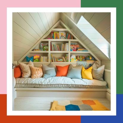 Zabudowa wnęki pod skosem dachu na biblioteczkę z siedziskiem i poduszkami w kolorach pomarańczowym, szarym i żółtym.