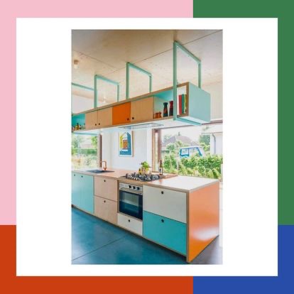Nowoczesna kuchnia z kolorowymi szafkami z forniru i turkusowymi elementami konstrukcyjnymi podwieszanymi do sufitu.