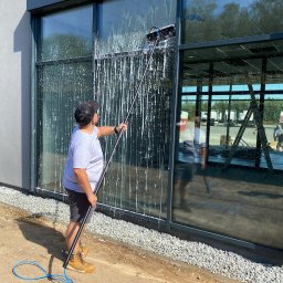 PPHU Miłosz Weistock - Czyszczenie przeszklenia budynku firmy pod Poznaniem