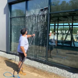 Czyszczenie przeszklenia budynku firmy pod Poznaniem