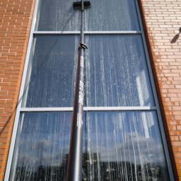 Czyszczenie przeszklenia sklepu rolniczno-technicznego pod Poznaniem.