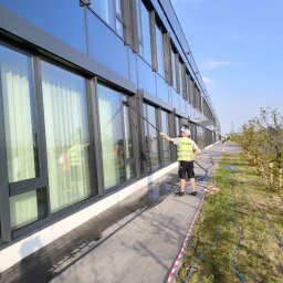 Czyszczenie przeszkleń firmy produkcyjnej pod Poznaniem.