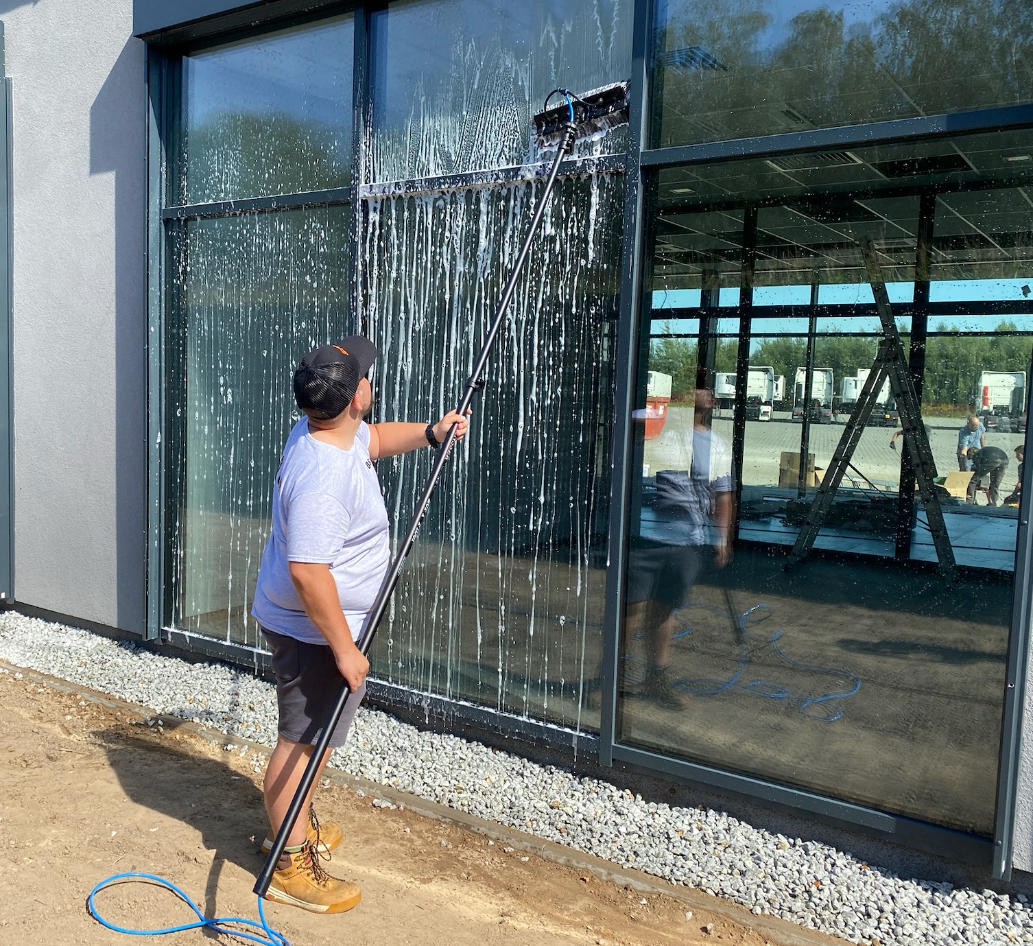 Czyszczenie przeszklenia budynku firmy pod Poznaniem