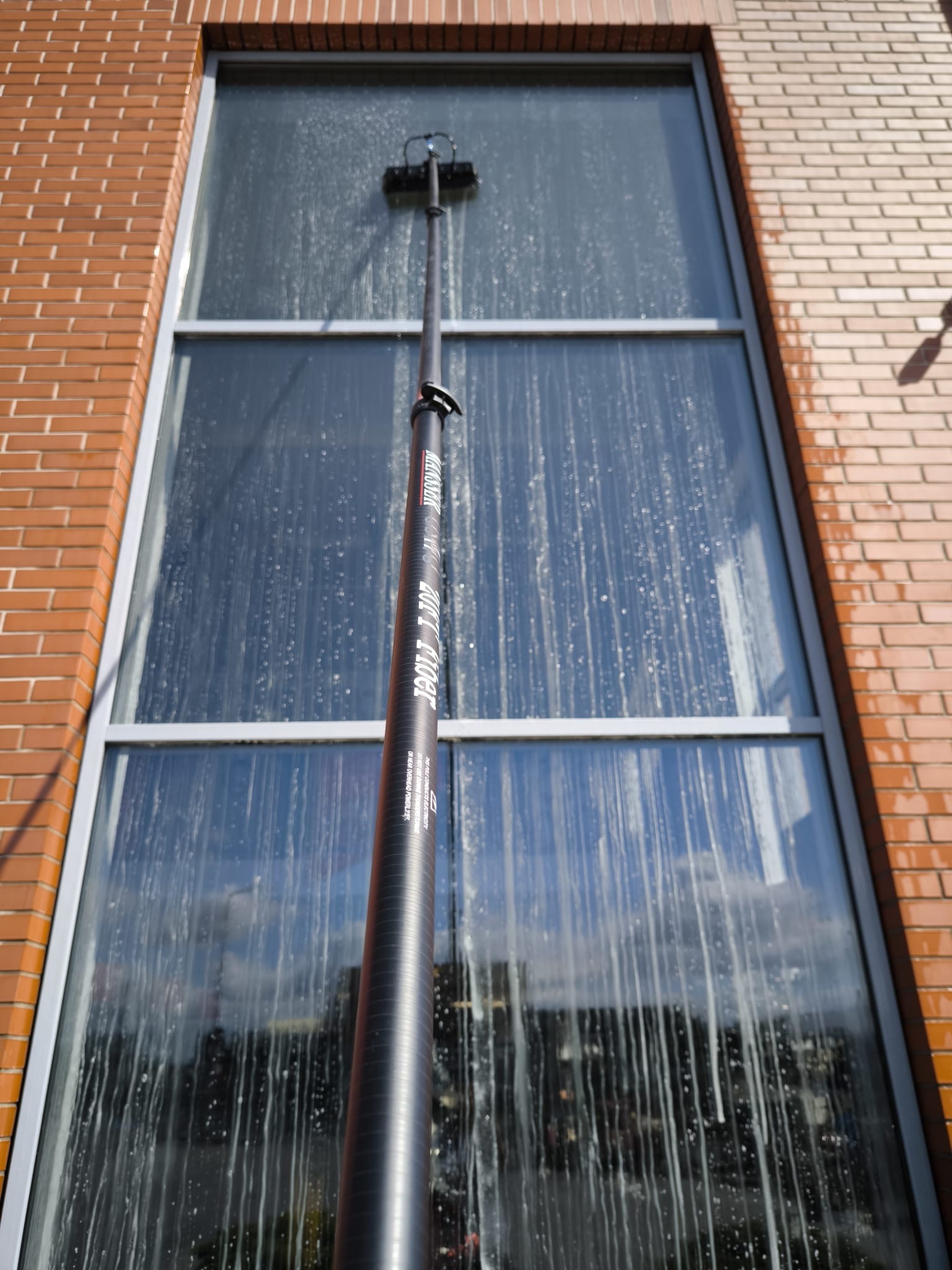 Czyszczenie przeszklenia sklepu rolniczno-technicznego pod Poznaniem.