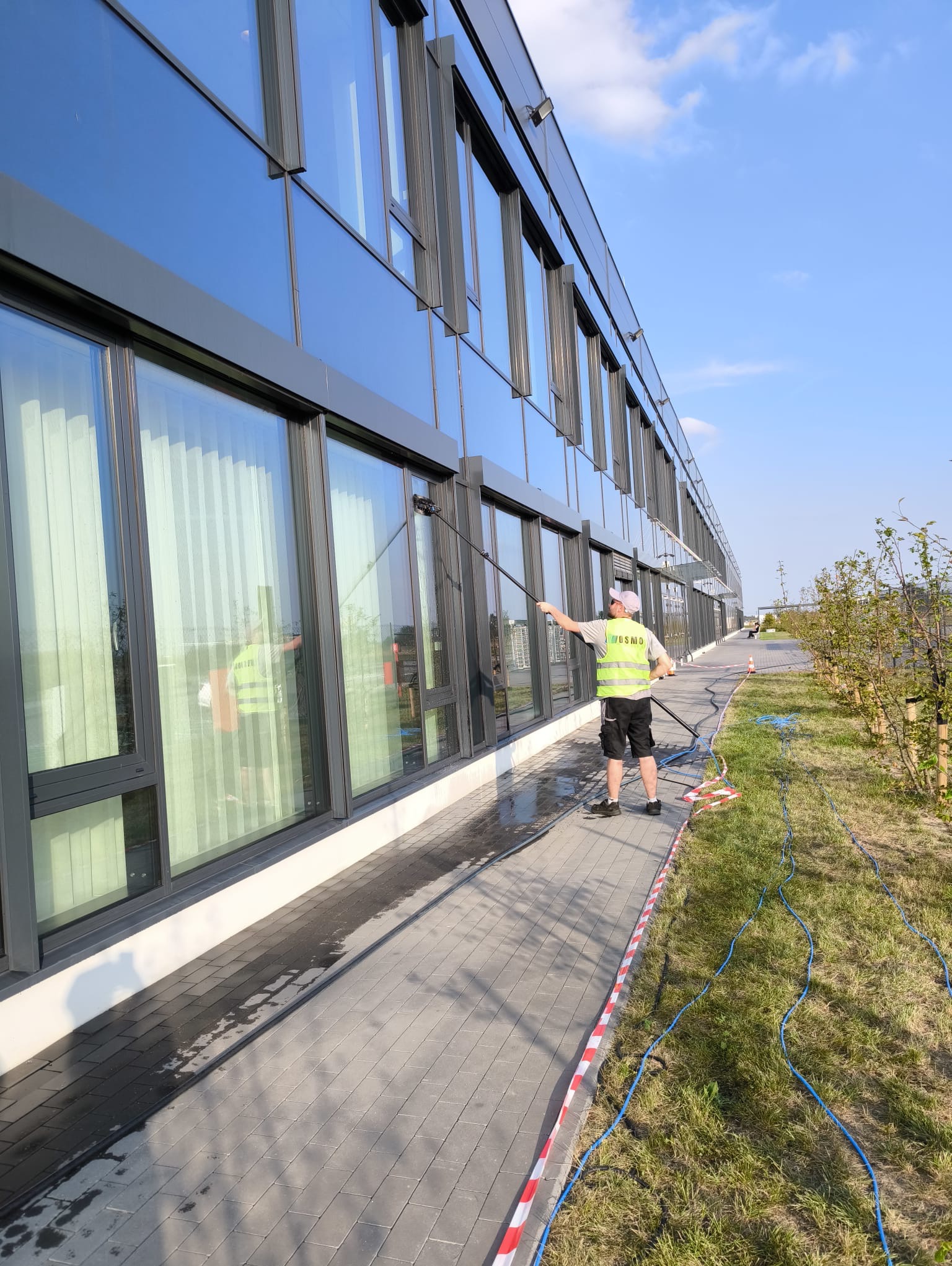 Czyszczenie przeszkleń firmy produkcyjnej pod Poznaniem.