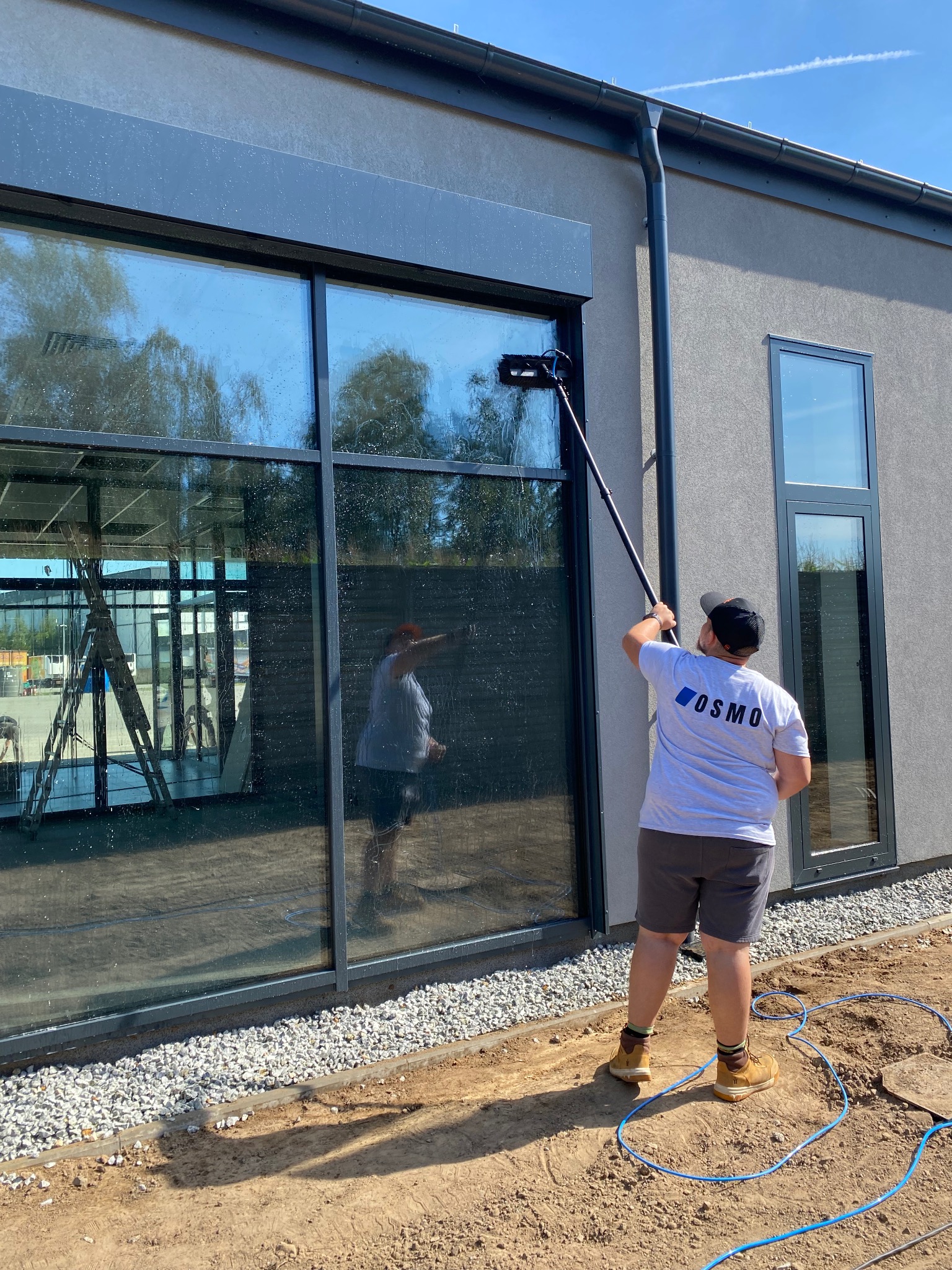 Czyszczenie szklanej fasady budynku firmy pod Poznaniem.