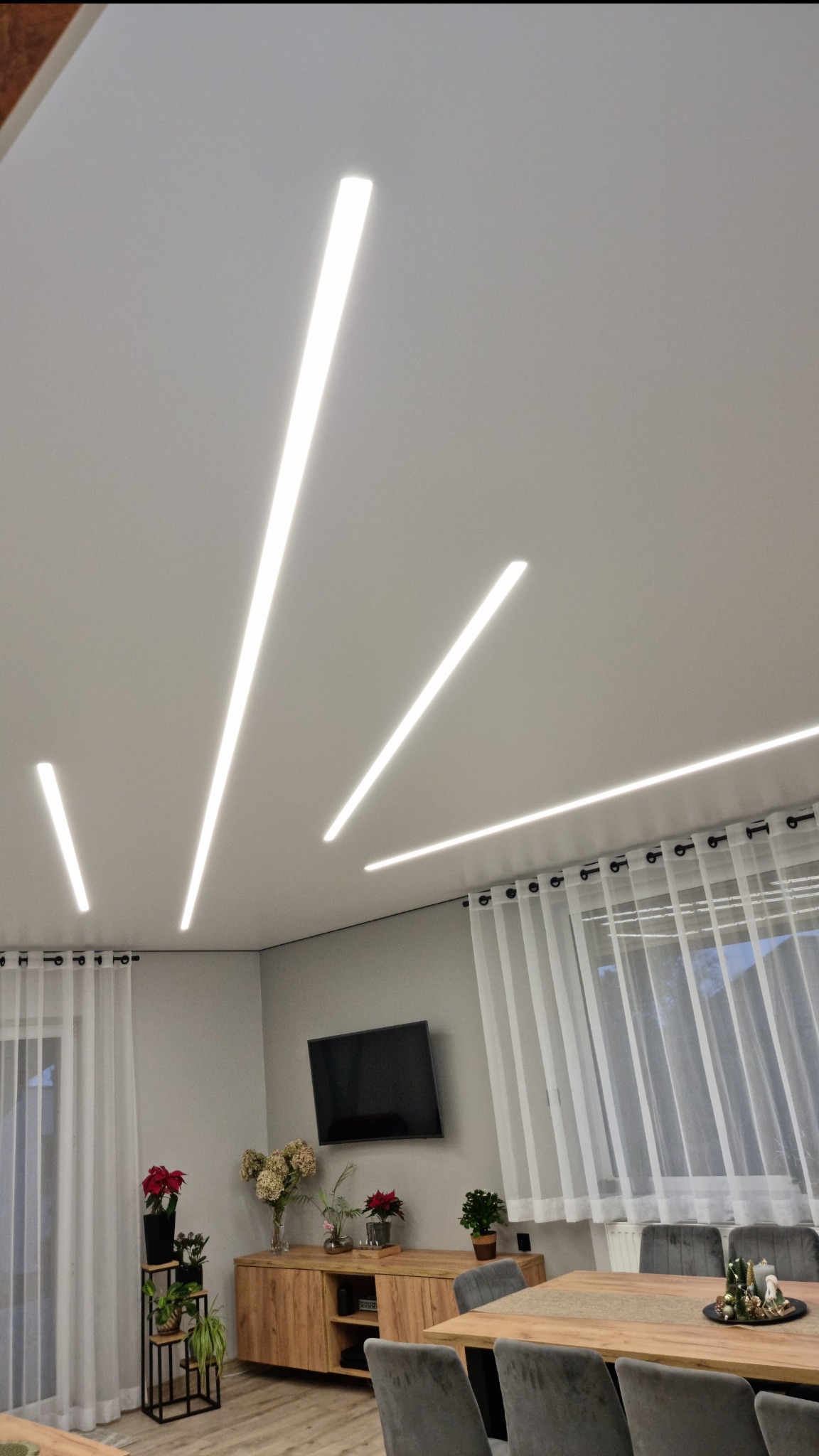 Linie świetlne zostały zamontowane jako główne oświetlenie.