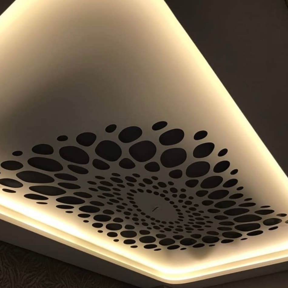 Biały sufit z podświetleniem LED i wzorem z czarnych okręgów ułożonych spiralnie.