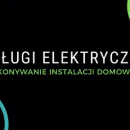 Grafika reklamowa z napisem 'Usługi Elektryczne. Wykonywanie instalacji domowych', otoczona symbolami wtyczek i znaków plus i minus w kolorach białym i zielonym na czarnym tle.