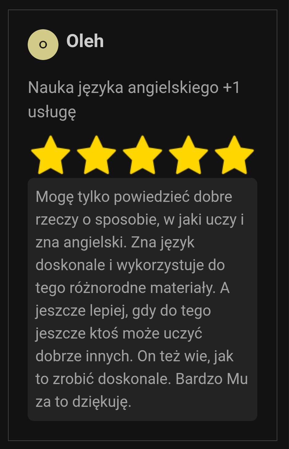 Opinia klienta o nauczycielu z oceną pięciu gwiazdek i pozytywnym komentarzem o jego metodach nauczania języka angielskiego.
