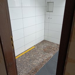 Łazienka tylko płytki.
Odpływ liniowy 