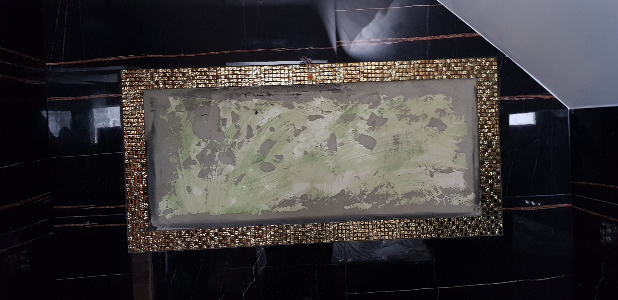 Obwódka na lustro wklejane.