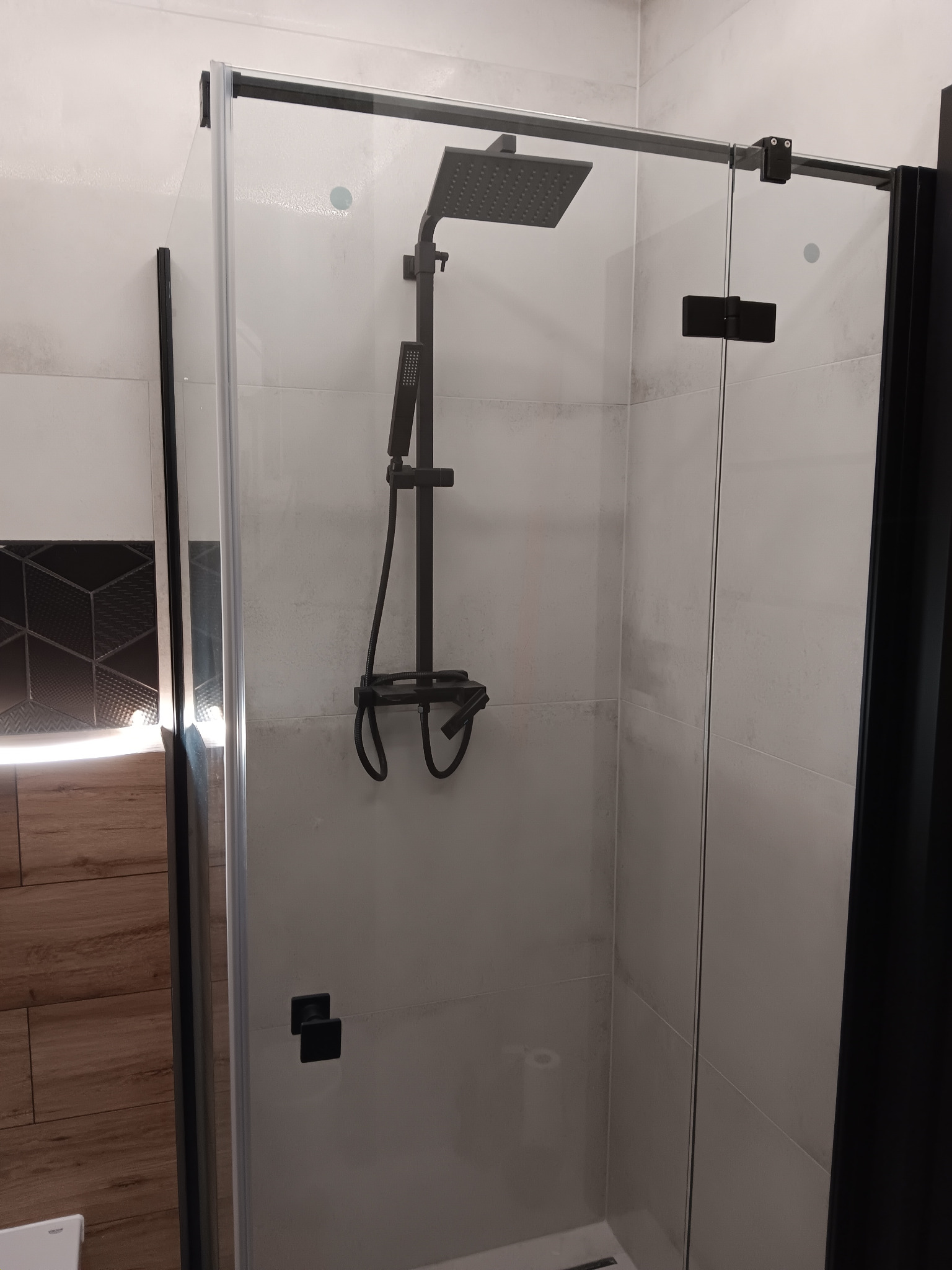 Łazienka z podwujnym sufitem bez szafek.