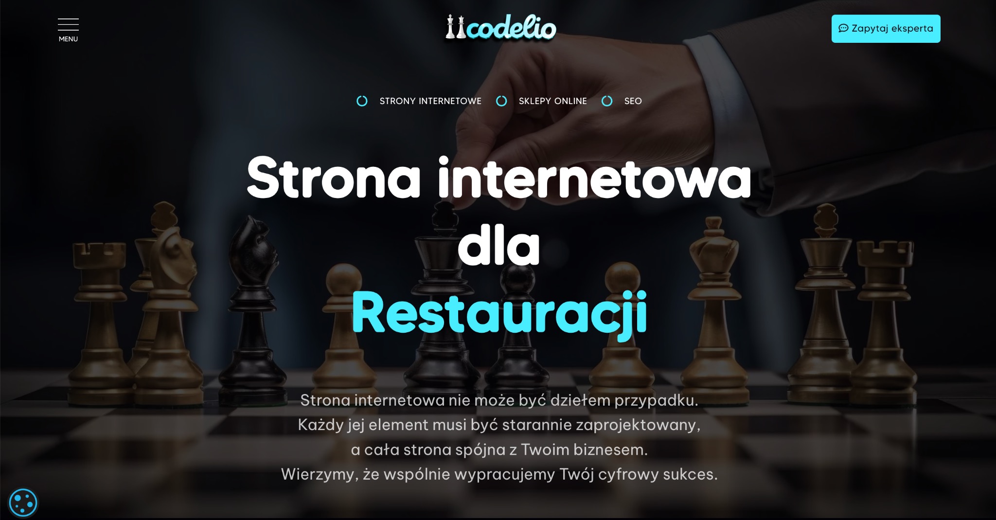 Szachownica z figurami w odcieniach złota i czerni, nad nimi dłoń w garniturze ustawiająca pionka, w tle napis 'Strona internetowa dla Restauracji' i logo firmy.