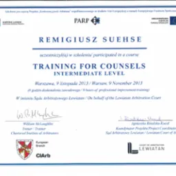 Skan dyplomu ukończenia szkolenia 'Training for Counsels Intermediate Level' przez Remigiusza Suehse, z podpisami Williama McLaughlina (Trener) i Agnieszki Różalskiej-Kucal (Koordynator Projektu...