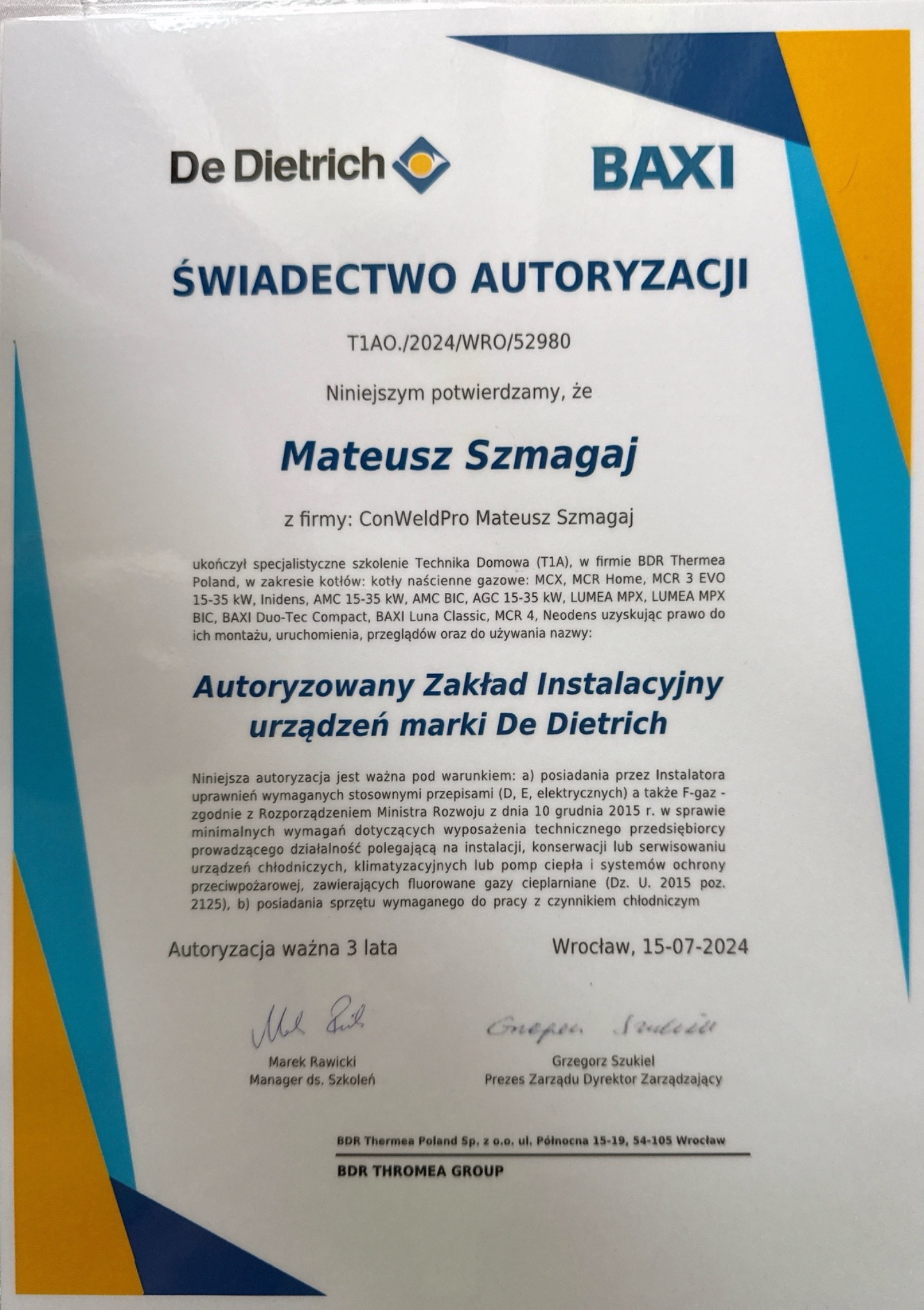 Certyfikat autoryzacji dla Mateusza Szmagaja na instalację urządzeń De Dietrich i Baxi. Dokument z datą ważności i podpisami, potwierdzający kwalifikacje.