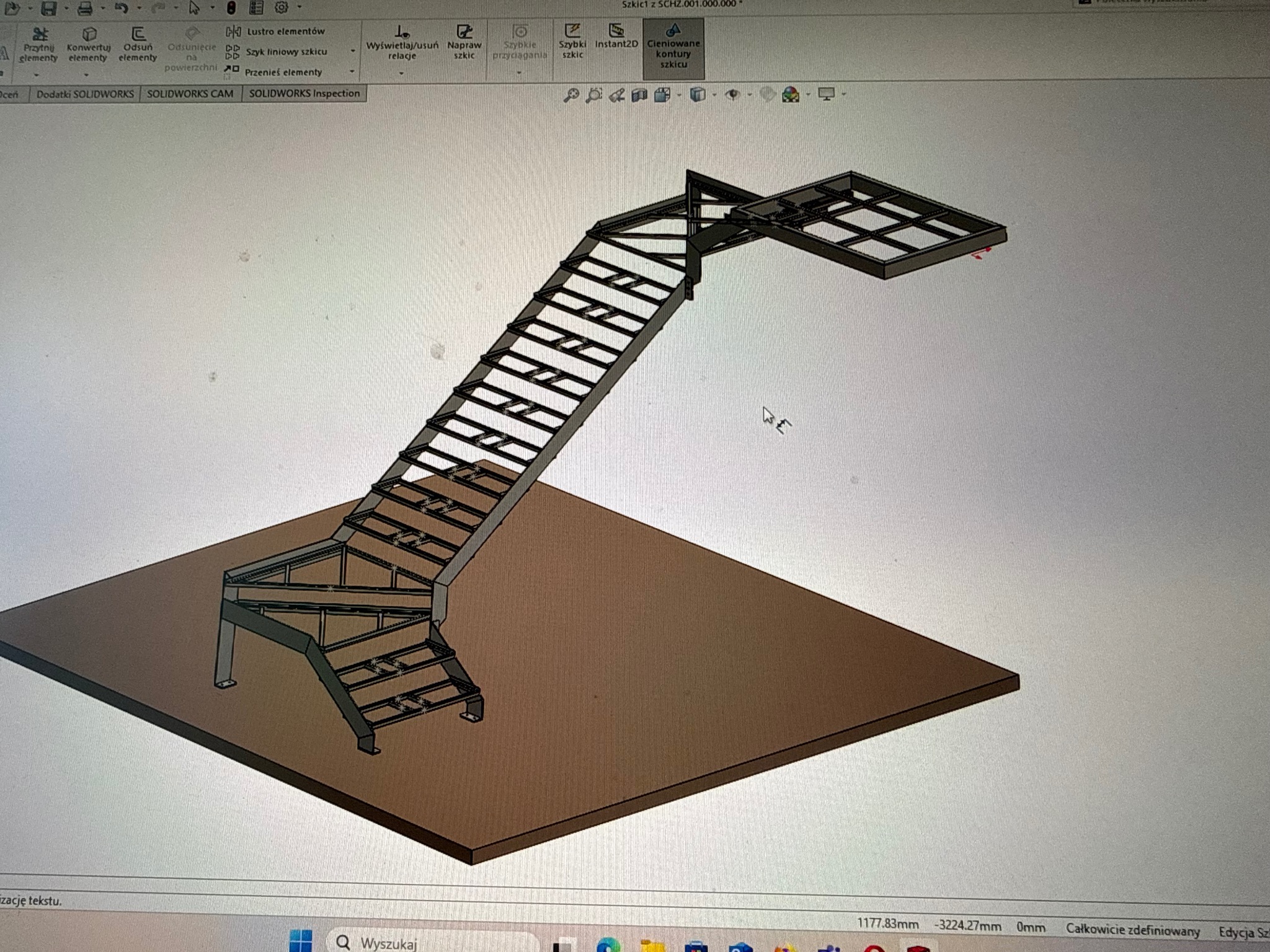 Model 3D schodów metalowych w programie CAD, widok izometryczny. Konstrukcja stalowa z prostokątnymi stopniami, widoczne elementy mocujące. Projekt inżynierski.