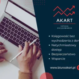 Laptop z otwartą klapą, na klawiaturze leżą dłonie, w jednej dłoni biały rysik, obok logo firmy AKART oferującej księgowość online.