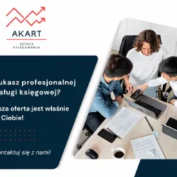 Zespół trzech osób analizuje dane na laptopie i smartfonie przy biurku w jasnym biurze, obok dokumenty, kawa i myszka komputerowa.