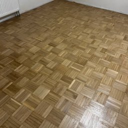 Renowacja parkietu
– gruntowne cyklinowanie,
– naprawę uszkodzonych elementów,
– precyzyjne szpachlowanie,
– lakierowanie w dwóch warstwach dla idealnego wykończenia.
Parkiet odzyskał swój naturalny blask i trwałość.