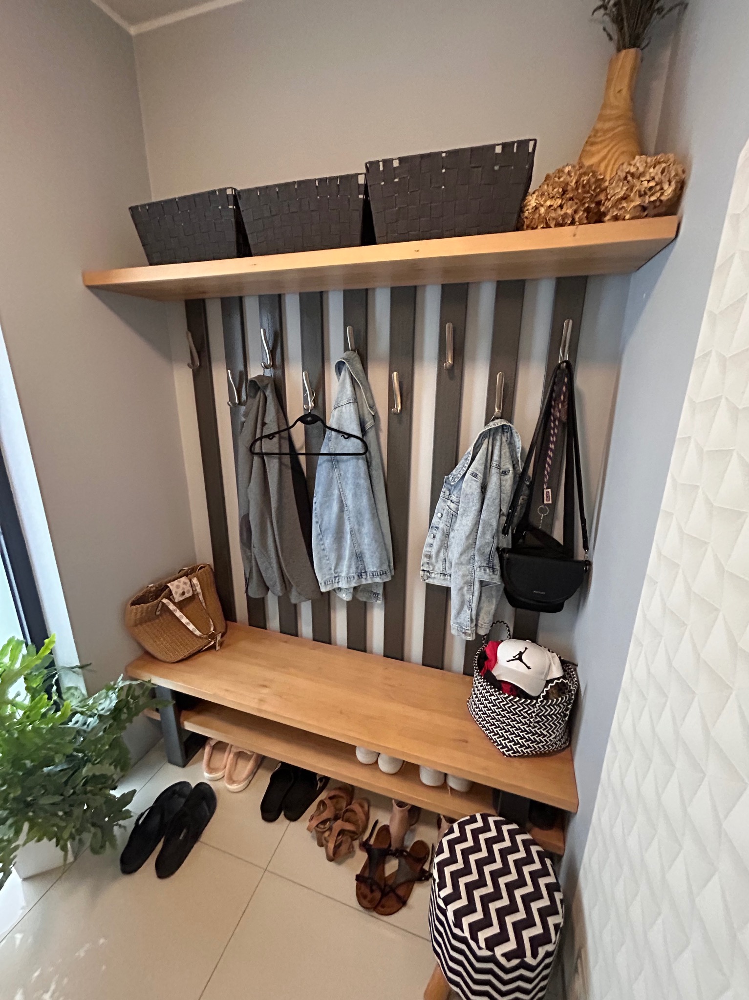 Wieszak na kurtki i obuwie