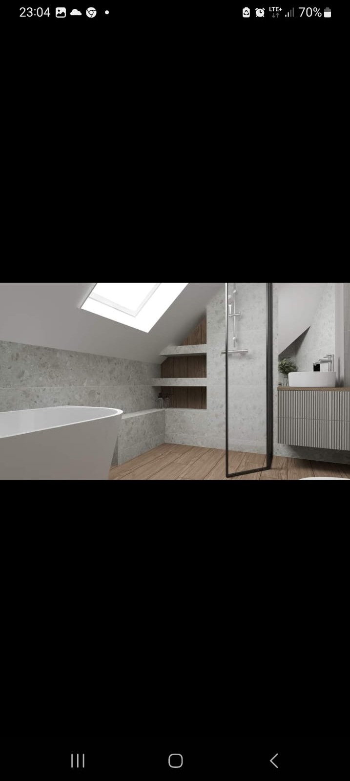 Nowoczesna łazienka na poddaszu z wanną, kabiną prysznicową, umywalką nablatową i drewnianą podłogą, doświetlona oknem dachowym.