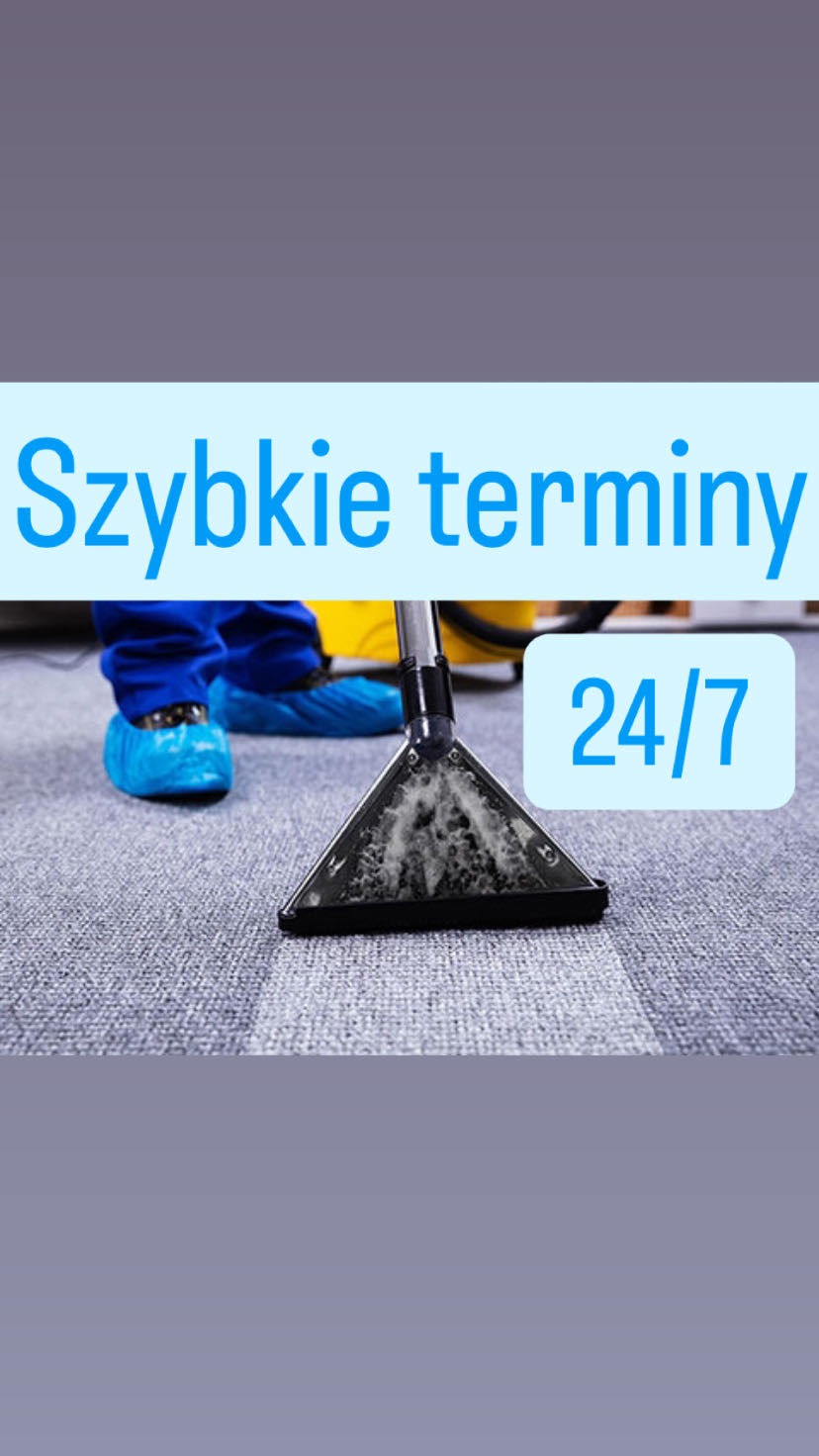 Czyszczenie dywanu za pomocą ekstraktora, widoczny efekt różnicy przed i po, pracownik w niebieskich ochraniaczach na obuwiu, napis 'Szybkie terminy 24/7' na górze