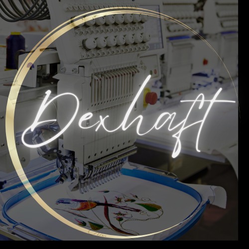 Automatyczna maszyna do szycia z nałożonym haftem w formie ptaka i kwiatów, obok widoczna szpula z nicią, na pierwszym planie logo 'Dexhaft' w ozdobnej czcionce.