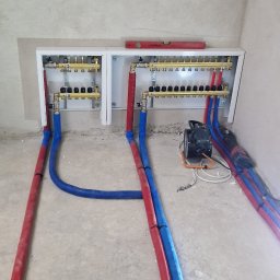 Podłączone zasilenie wraz z powrotem do szfek z rozdzielaczami ogrzewania podłogowego.