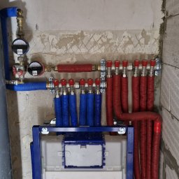 Montaż rozdzielaczy ciepłej i zimnej wody w mieszkaniu w bloku , na życzenie klienta zostały zamontowane rozdzielacze z widniejącymi czerwonymi zaworami umożliwiające zamknięcie lub otworzenie dopływu wody do danej umywalki,wc,zlewo.zm ,pralki,wanny.