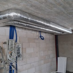 Rury zasilające (nawiew i wyciąg) rozdzielaczy rekuperacyjnych.