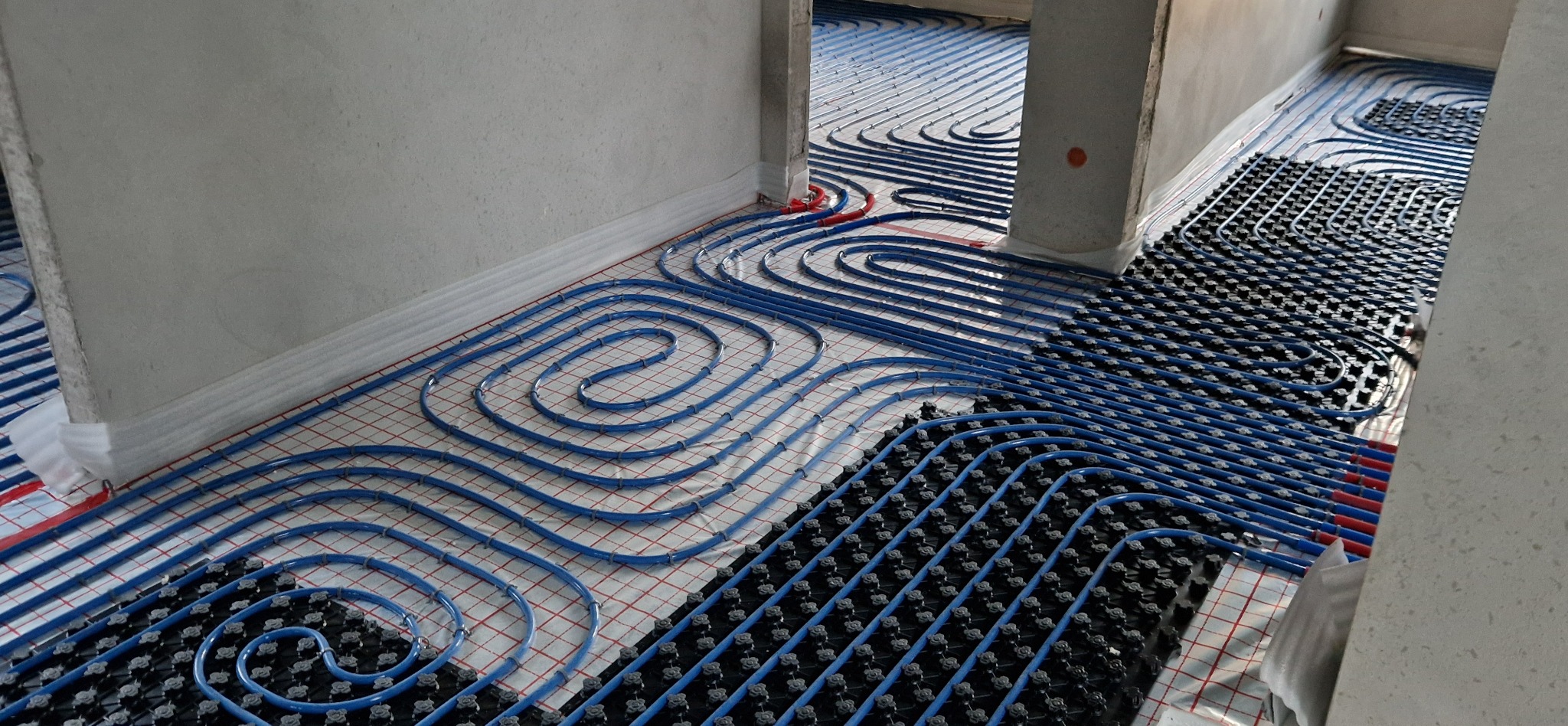 Ogrzewanie podłogowe ułożone częściowo na matach ponieważ pod matami znajdują się rury od rekuperacji.