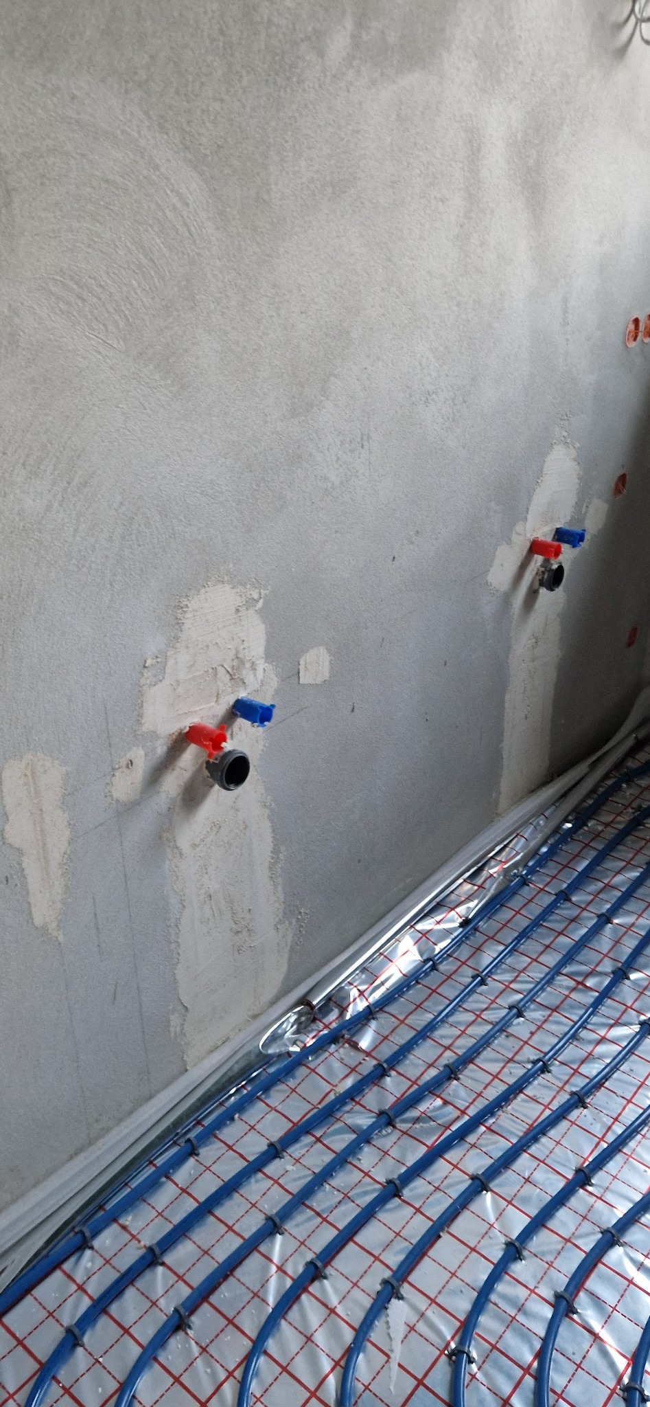 Podejścia wodno kanalizacyjne pod umywalki.