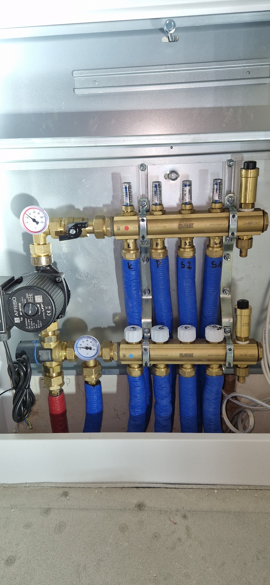 Rozdzielacz wraz z pompą obiegową.