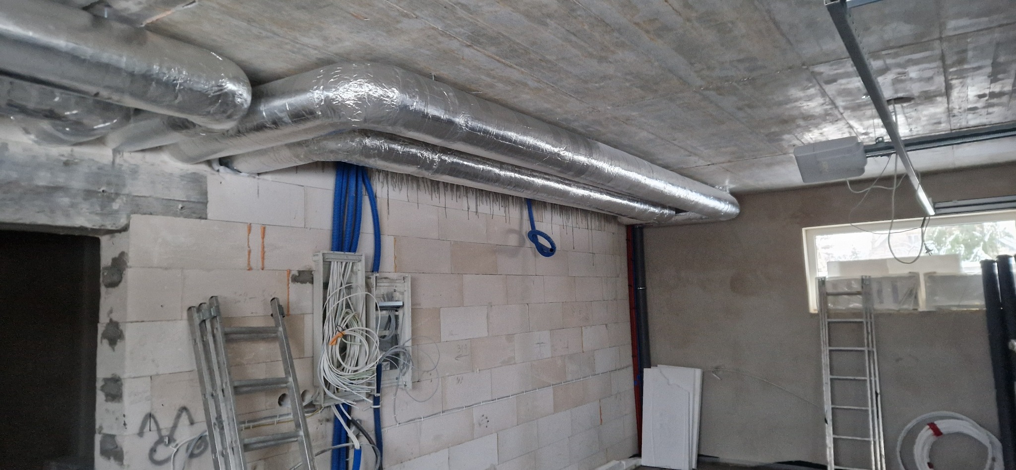 Rury zasilające (nawiew i wyciąg) rozdzielaczy rekuperacyjnych.