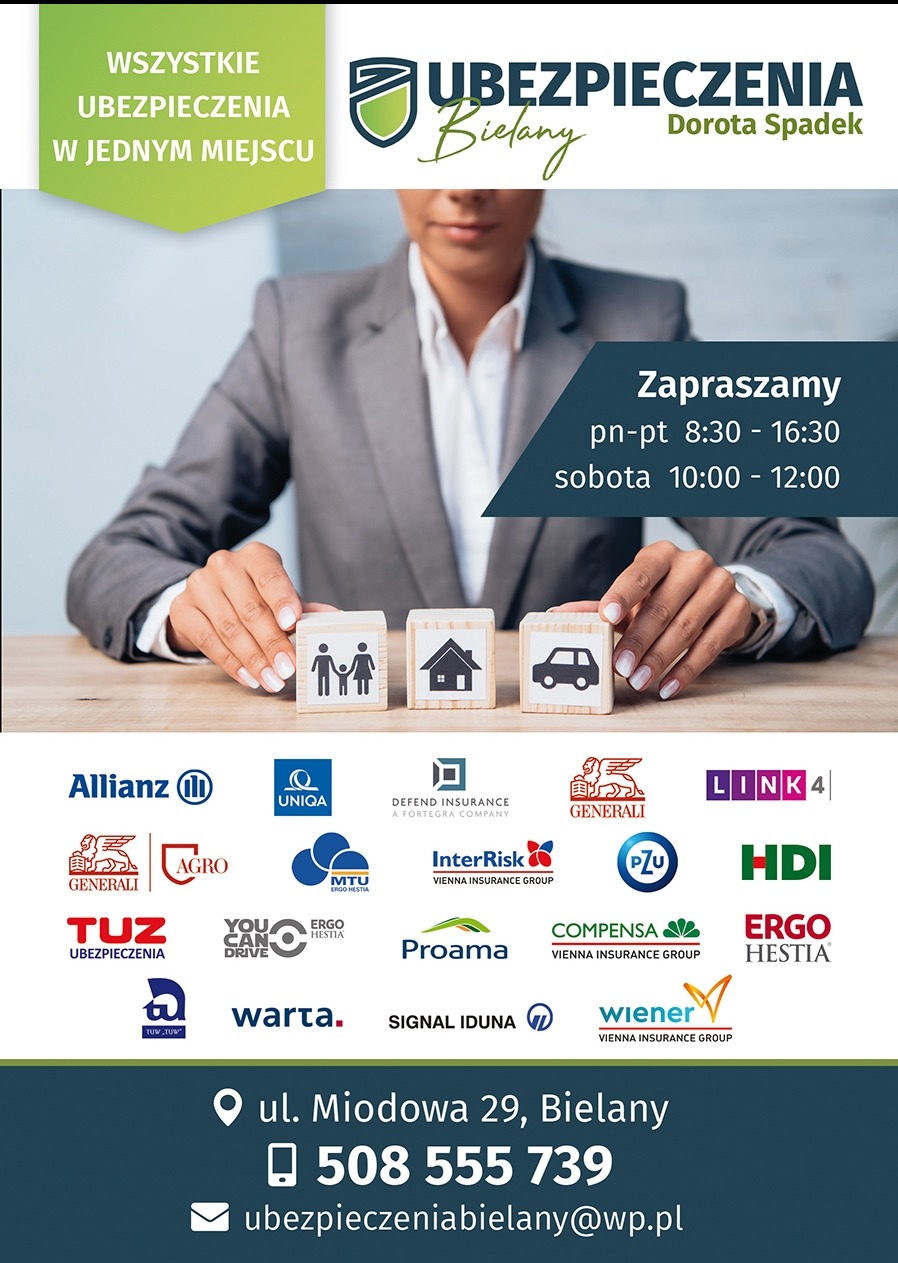 Kobieta w szarym żakiecie prezentuje drewniane kostki z symbolami: rodziny, domu i samochodu, na tle logotypów różnych towarzystw ubezpieczeniowych, informacja o godzinach otwarcia.