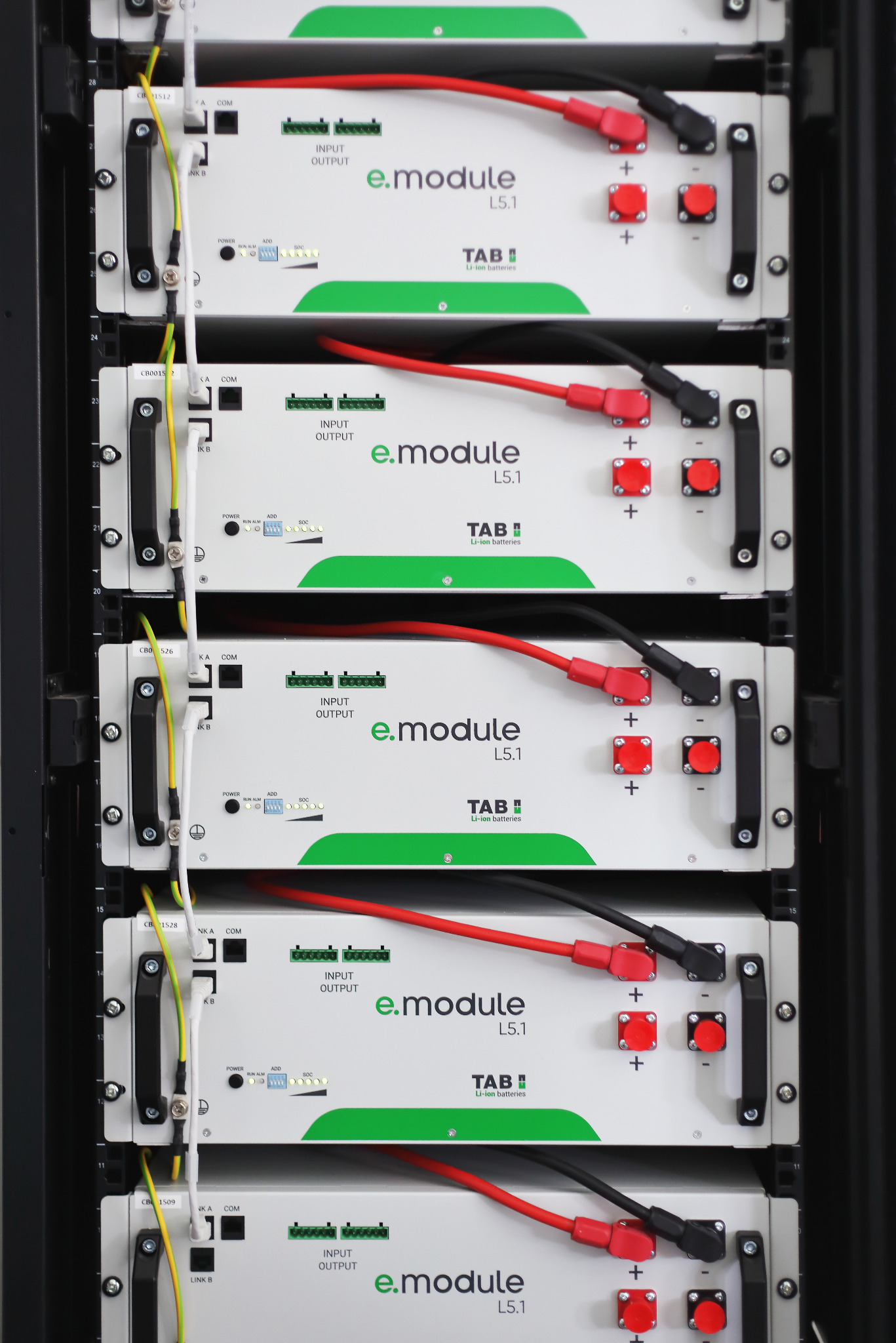 Szafa RACK z modułami TAB e.module L5.1 48V 5,12 kWh 100Ah, widoczne złącza, diody LED i okablowanie.