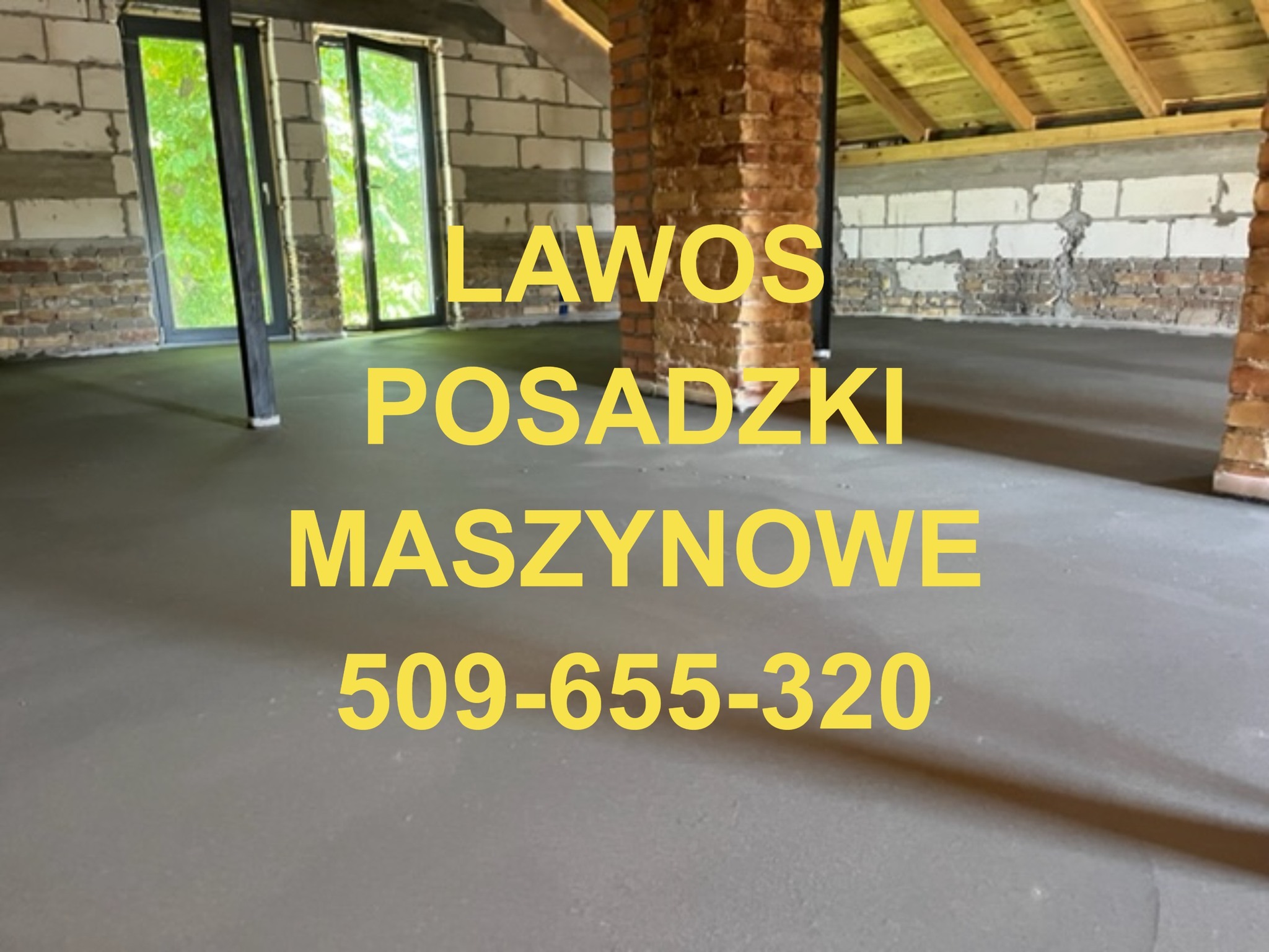 Świeżo wylana, gładka posadzka w surowym wnętrzu z ceglanymi filarami i oknami z widokiem na zieleń, z naniesionym tekstem reklamowym i numerem telefonu.