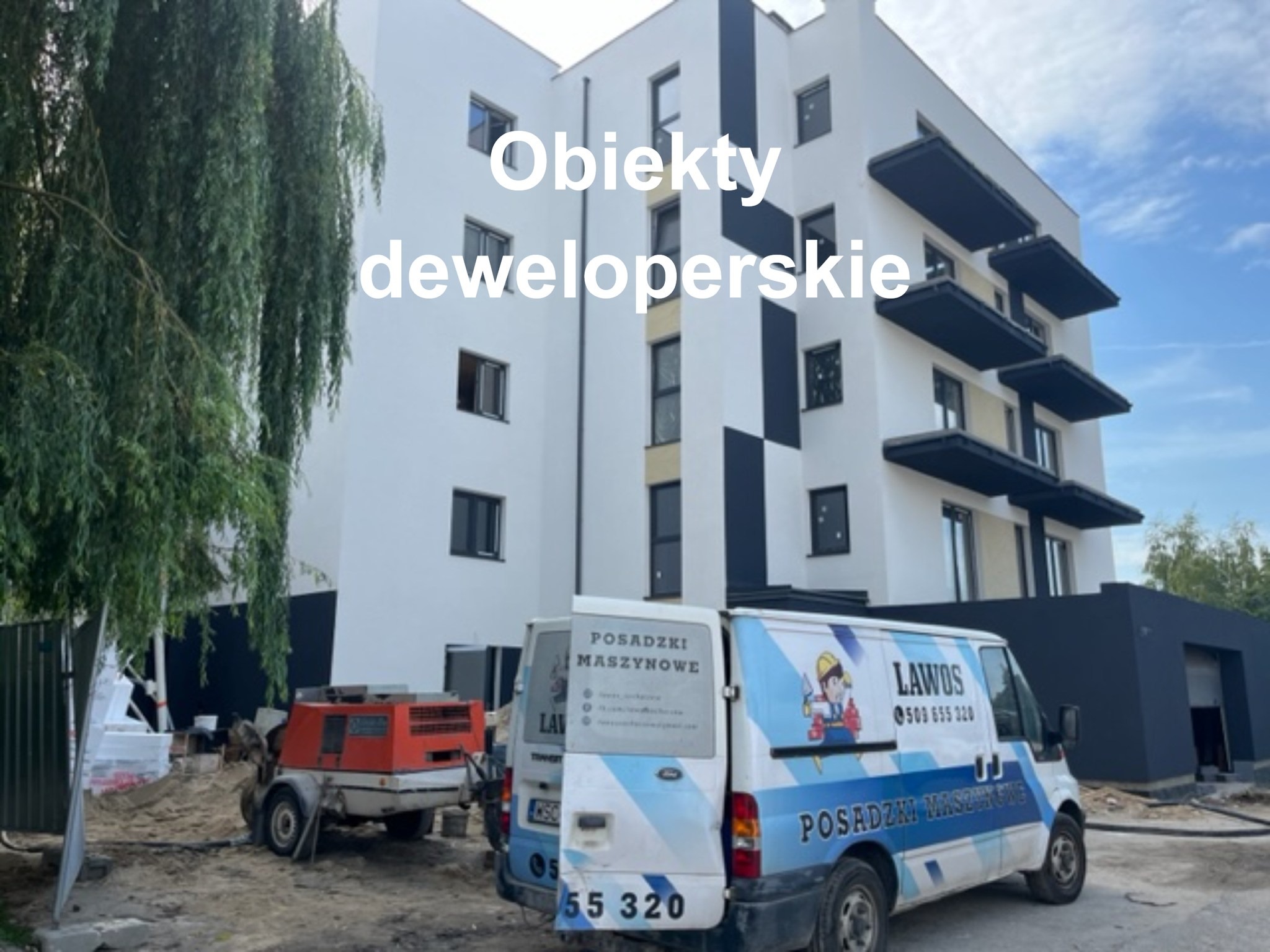 Nowoczesny budynek wielorodzinny w trakcie wykończenia, z zaparkowanym busem firmy oferującej usługi wylewania posadzek maszynowych i agregatem do wylewania posadzek.