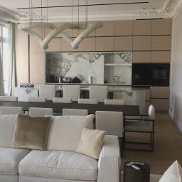 Zabudowa kuchenna wraz z wyspą. Fronty wykonane z płyty fornirowanej Oberflex Marotte z uchwytami mosiężnymi, Wyspa oraz panel nad blatem wykonane z kamienia.