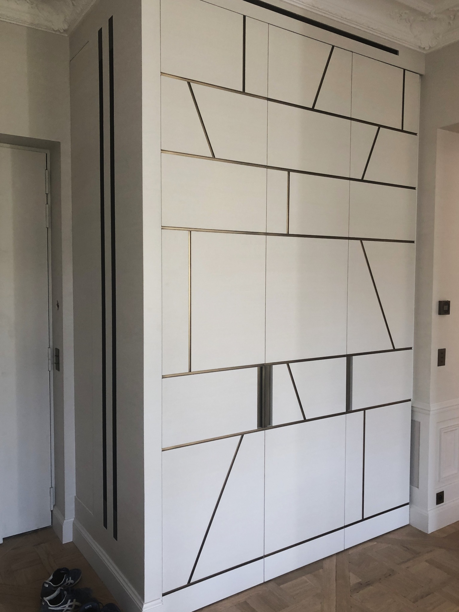 Szafa wnękowa z lakierowanymi frontami. Charakteru nadaje jej ciekawy wzór wykonany przez nas z mosiądzu.