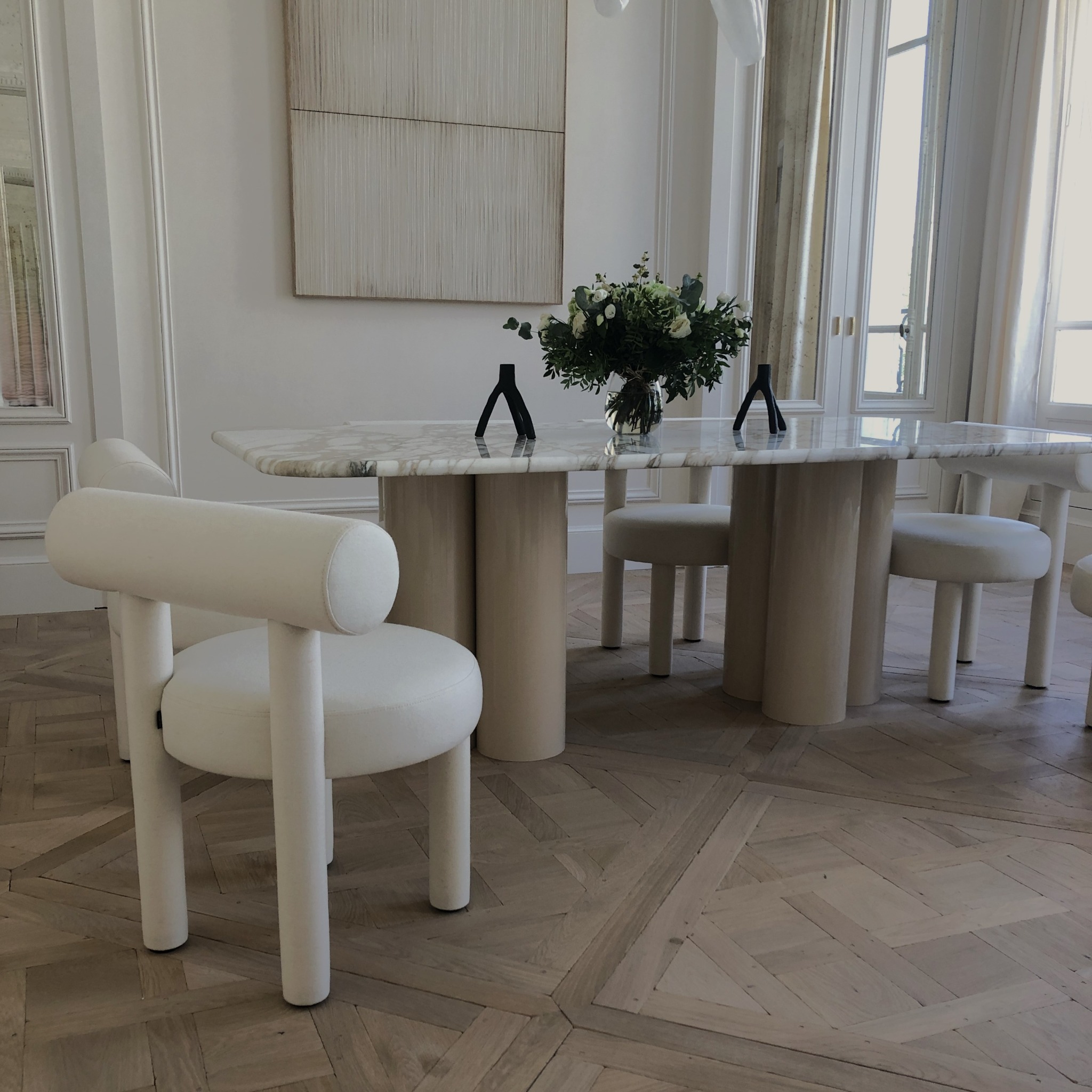 Stół z blatem kamiennym. Nogi metalowe lakierowane w połysk.