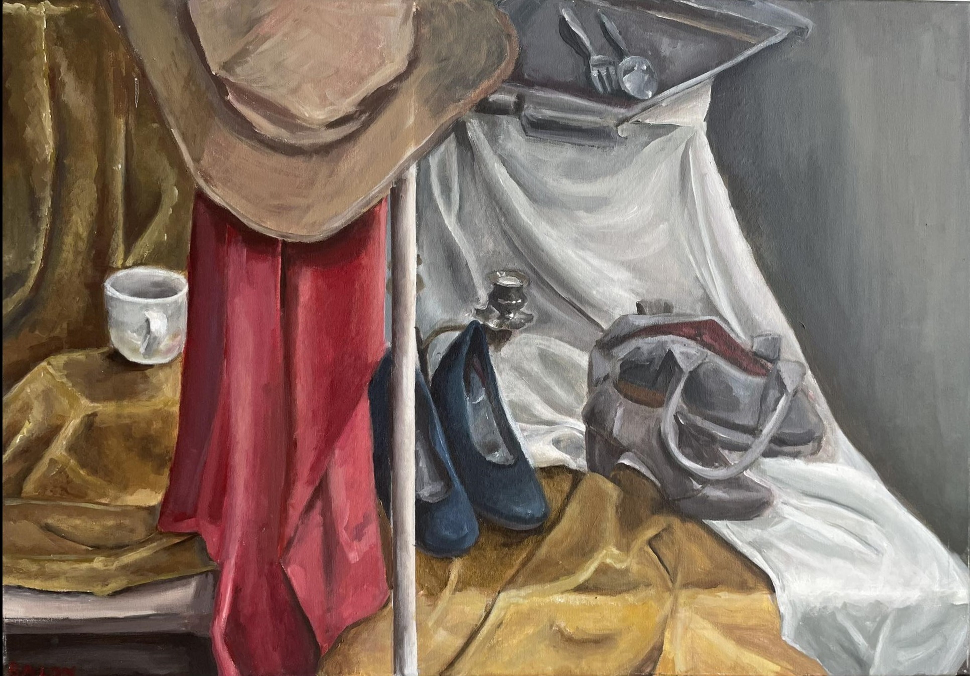 Olejny martwa natura przedstawiająca kapelusz, filiżankę, czerwoną tkaninę, buty, świecznik, torbę i sztućce na stole z drapowaną tkaniną w stonowanej kolorystyce.