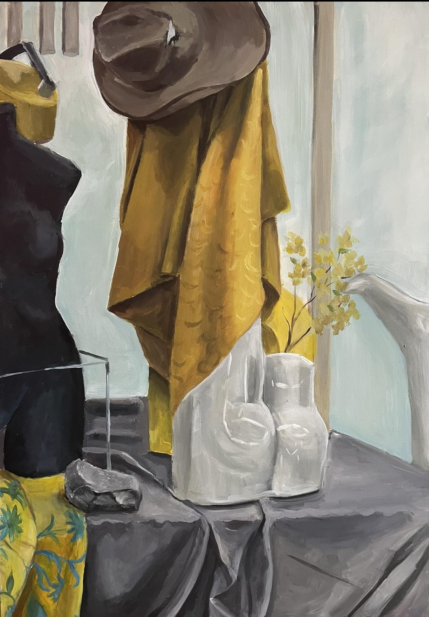 Olej na płótnie przedstawiający martwą naturę z manekinem, kapeluszem, drapowaną tkaniną i wazonem z żółtymi kwiatami na tle okna.