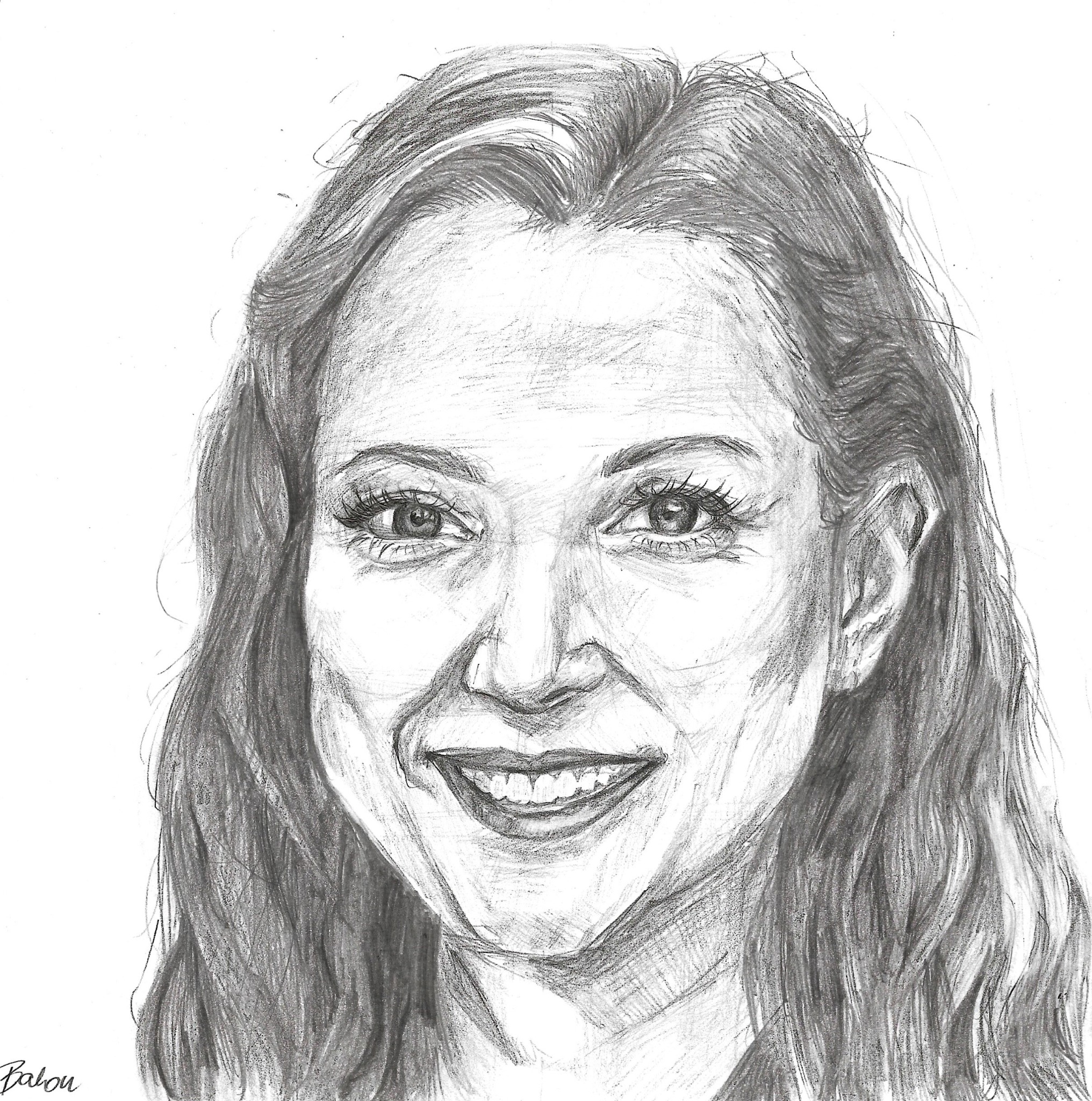 Portret uśmiechniętej kobiety, wykonany ołówkiem, z widocznymi detalami włosów i rysów twarzy, delikatne cieniowanie.