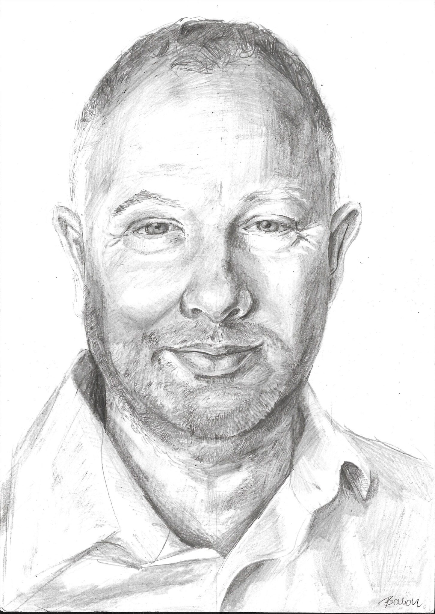 Portret mężczyzny narysowany ołówkiem, widoczne delikatne cieniowanie i detale mimiki, podpis autora w prawym dolnym rogu.
