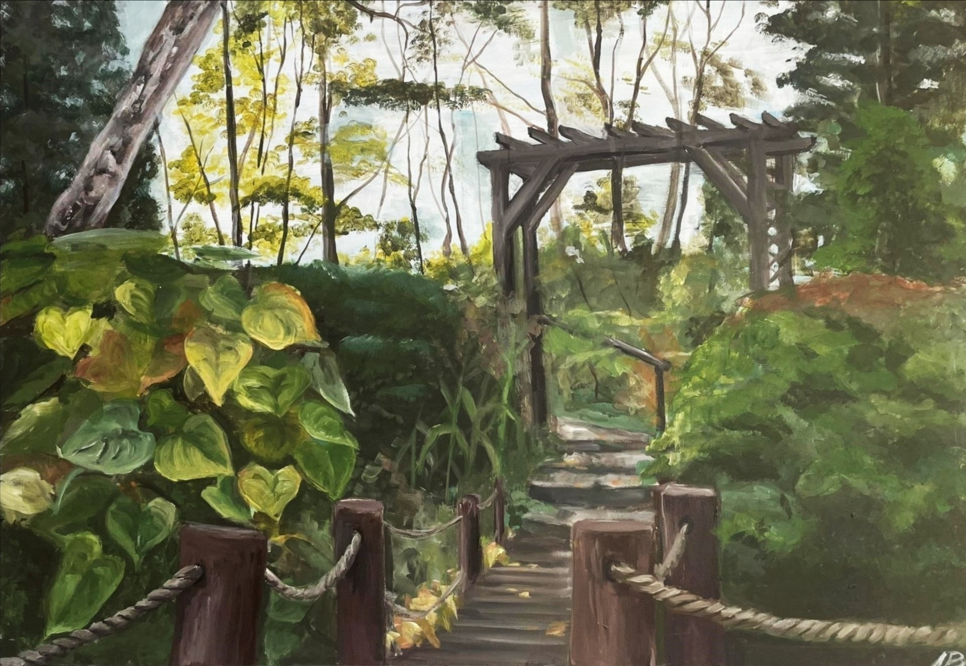Obraz przedstawia ścieżkę w ogrodzie prowadzącą przez drewnianą pergolę, namalowany farbami olejnymi. Widoczne bujne, zielone rośliny, drzewa w tle i drewniane barierki z liną.