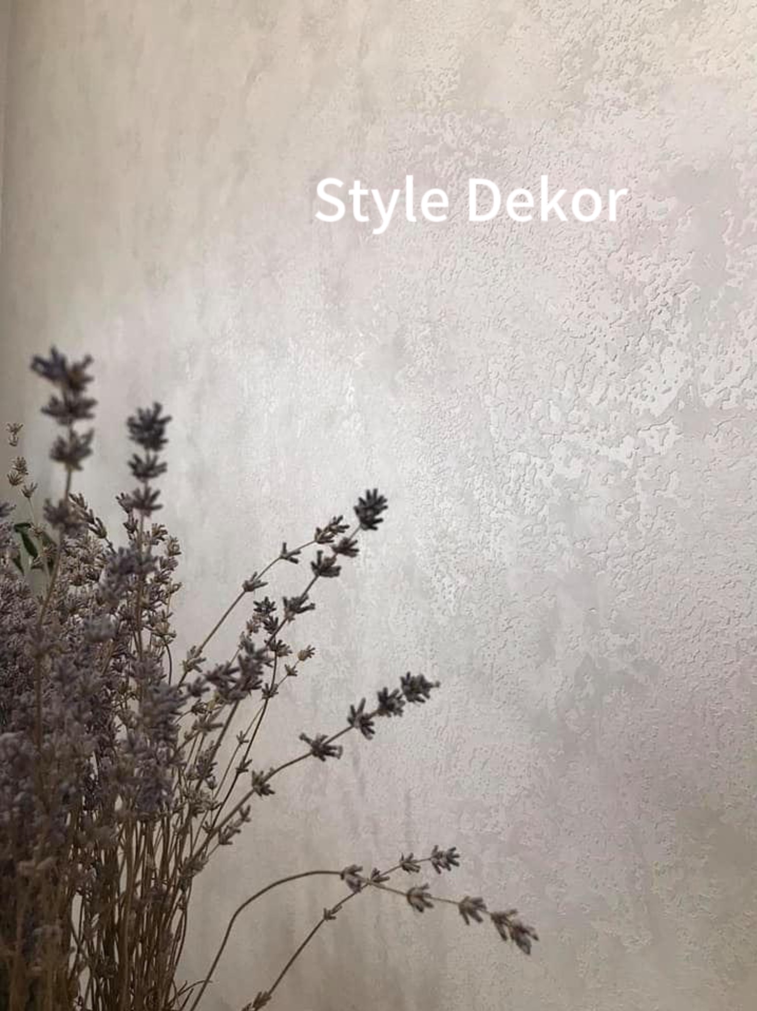 Dekoracyjna ściana w odcieniach beżu z wyraźną fakturą, uzupełniona bukietem suszonej lawendy w lewym dolnym rogu i napisem 'Style Dekor' w górnej części kadru.
