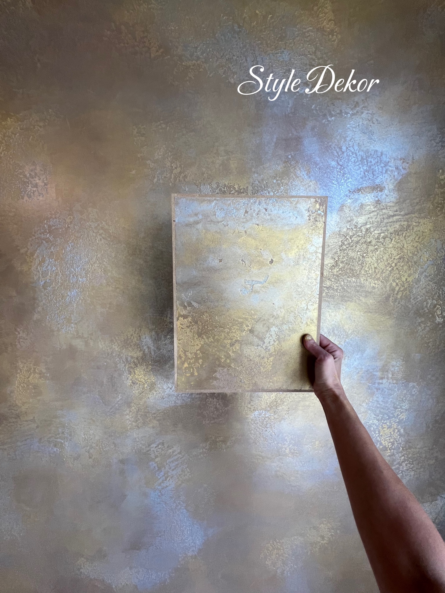 Dekoracyjna ściana w odcieniach złota i błękitu z efektem metalicznego połysku, prezentowana z bliska. W tle widoczny napis 'Style Dekor'.